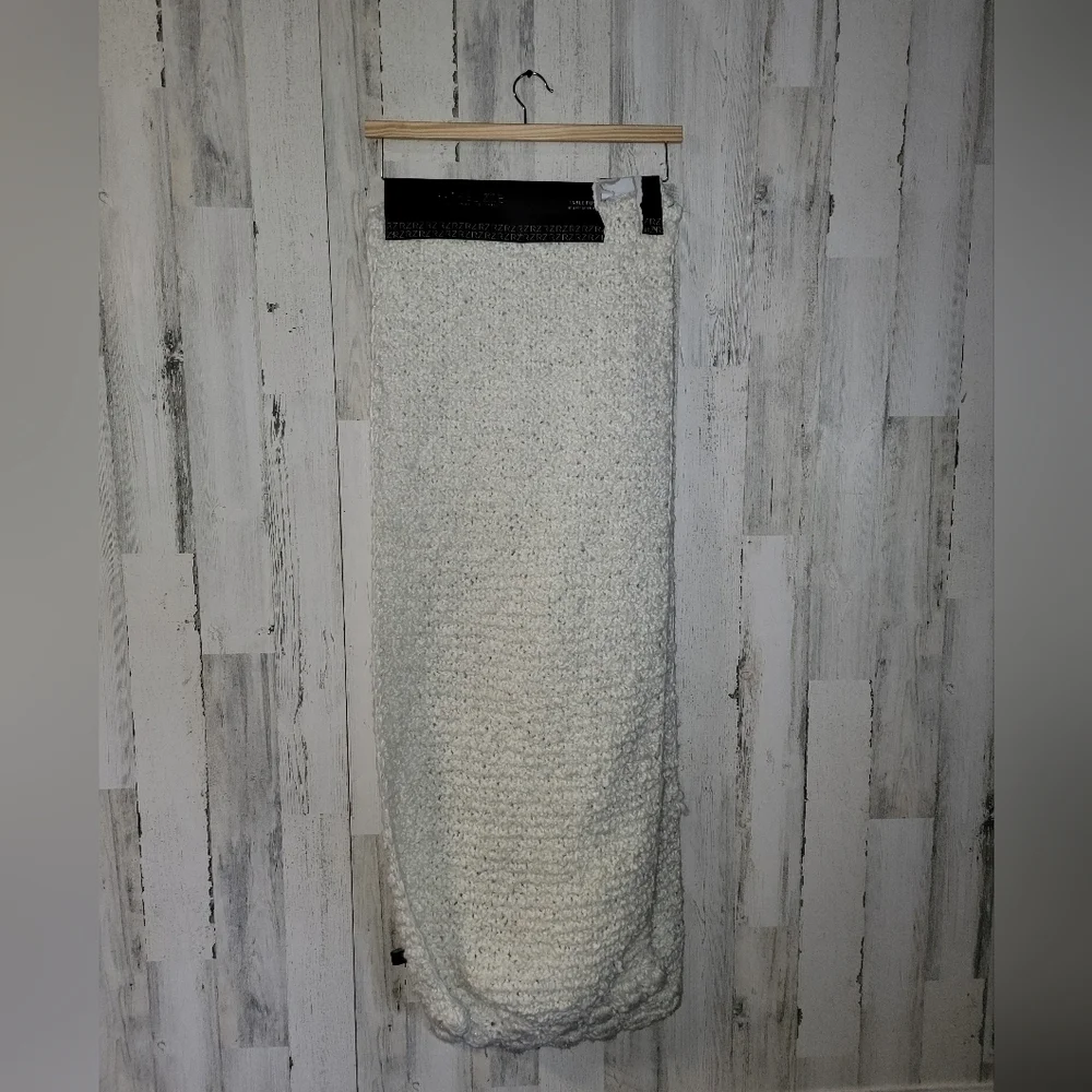 NWT Rachel Zoe Knit Metallic Table Runner